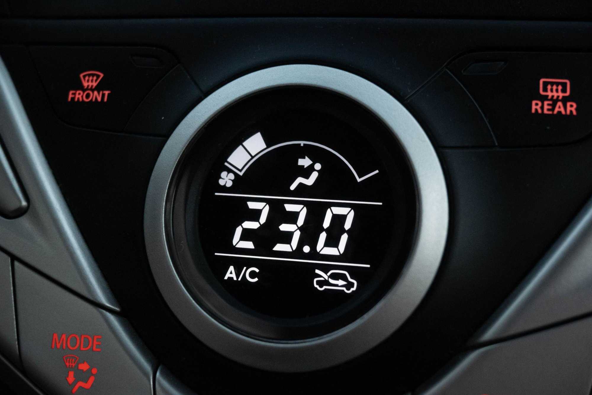 Панель клімат-контролю в салоні: A/C увімкнено, 23 °C