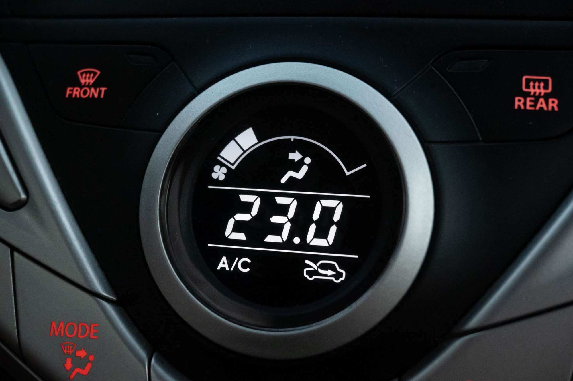 Панель клімат-контролю в салоні: A/C увімкнено, 23 °C